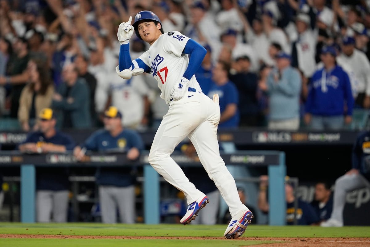 Shohei Ohtani (17) après avoir frappé un coup de circuit lors du quatrième match de la série de championnat de la Ligue nationale de baseball contre les Brewers de Milwaukee, le vendredi 17 octobre 2025, à Los Angeles.