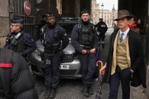 Vol de bijoux au Louvre: récit d’un spectaculaire braquage de huit minutes