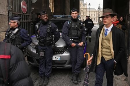 Vol de bijoux au Louvre: récit d’un spectaculaire braquage de huit minutes