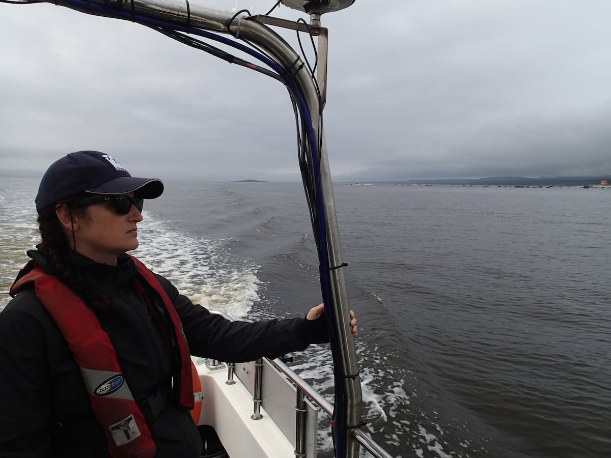 Marijo Gauthier-Bérubé, archéologue subaquatique, également membre du comité de recherche, sur le bateau lors de la campagne 2023.