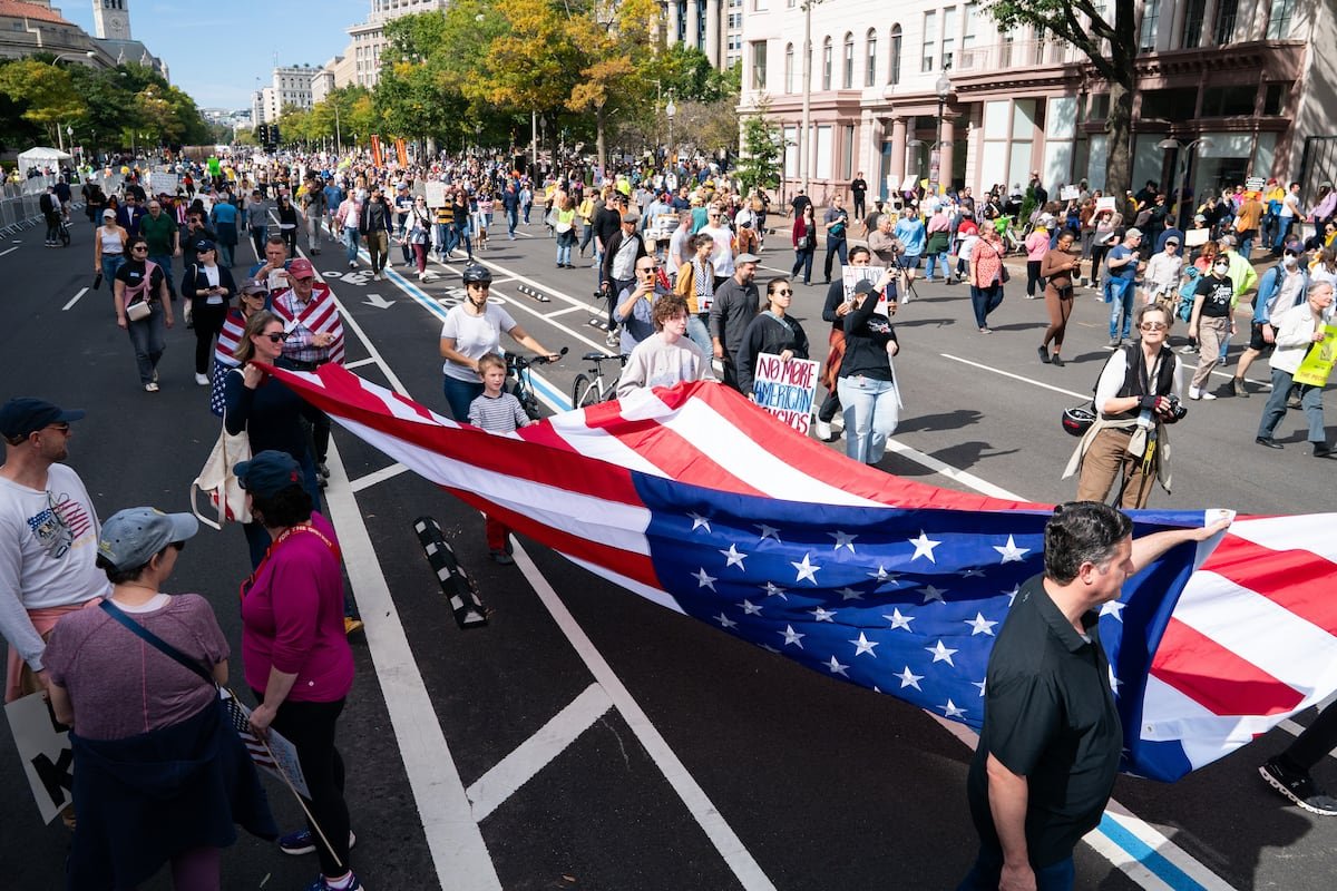 Des foules se rassemblent pour une manifestation contre les rois, le samedi 18 octobre 2025, Ã Washington.