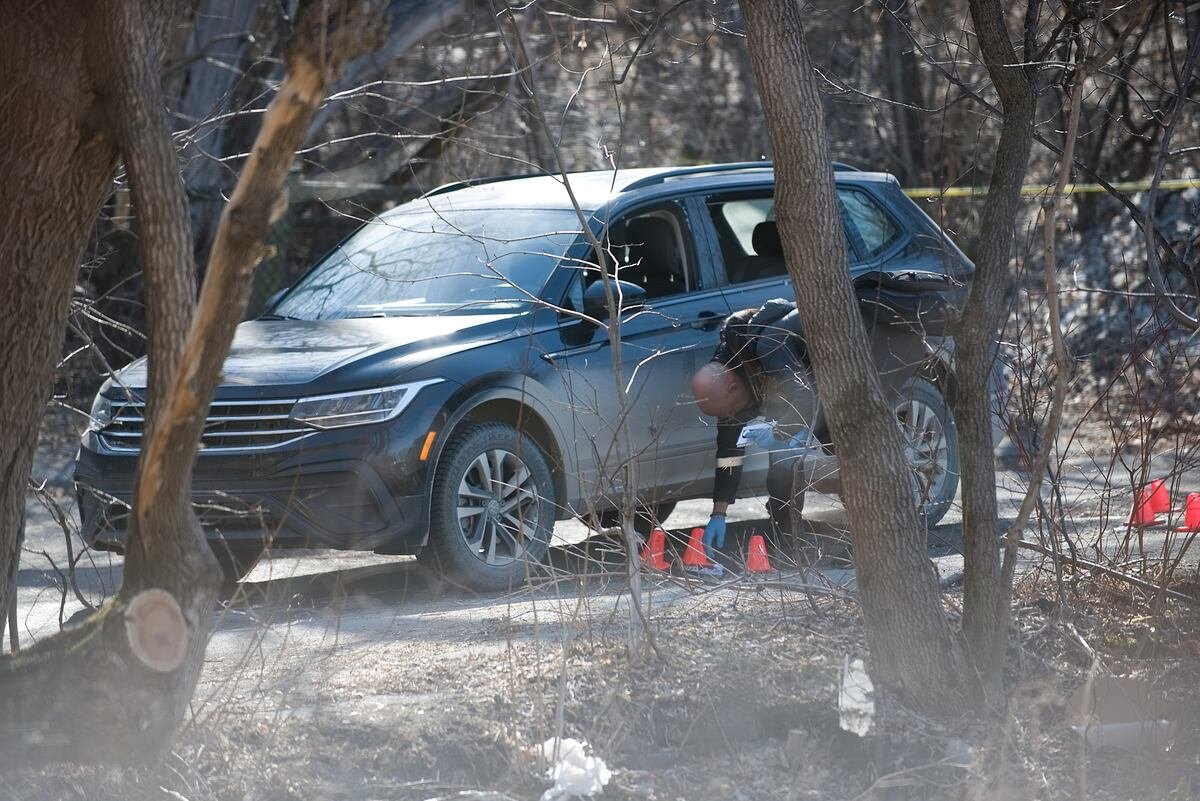 Une voiture criblée de balles a été retrouvée sur la rue Jacques-Cartier, à Chicoutimi, le 9 avril 2024, en lien avec des événements de violence armée.