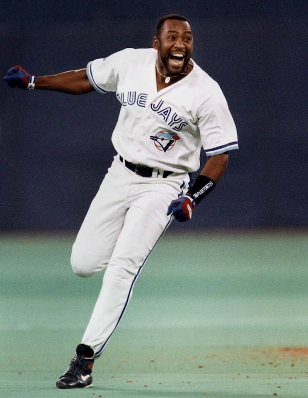 Joe Carter, des Blue Jays de Toronto, célèbre en courant vers les buts après son coup de circuit victorieux de trois points qui lui a valu la Série mondiale, sur cette photo d'archives du 23 octobre 1993 au Skydome de Toronto.