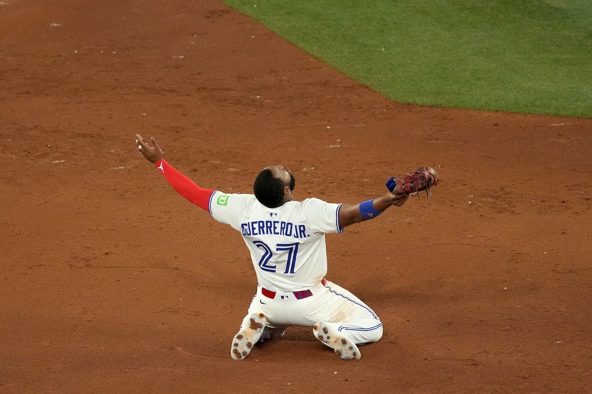 Vladimir Guerrero Jr. (27), premier but des Blue Jays de Toronto, célèbre la victoire de 4-3 de son équipe contre les Mariners de Seattle, remportant ainsi la série de championnat de la Ligue américaine de la MLB, à Toronto, le lundi 20 octobre 2025.