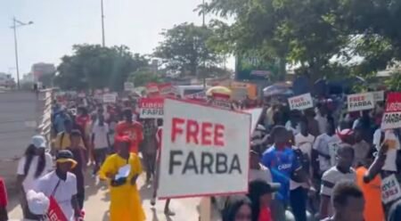 Affaire Farba Ngom : Ses partisans envahissent l’avenue Bourguiba pour exiger sa libération