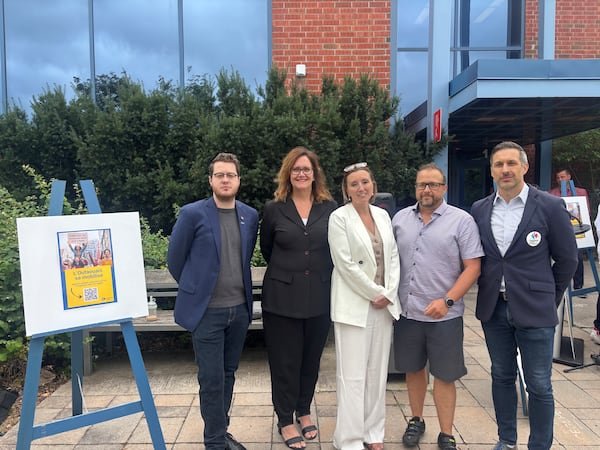 L'ex-président de la Fondation du Cégep de l'Outaouais, Phillip Gauthier, à droite sur cette photo prise en août lors d'un point de presse visant à déplorer l'impact des coupes budgétaires provinciales sur le Cégep.