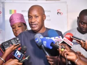 Le ministre de la Santé Ibrahima Sy face à la presse ce lundi