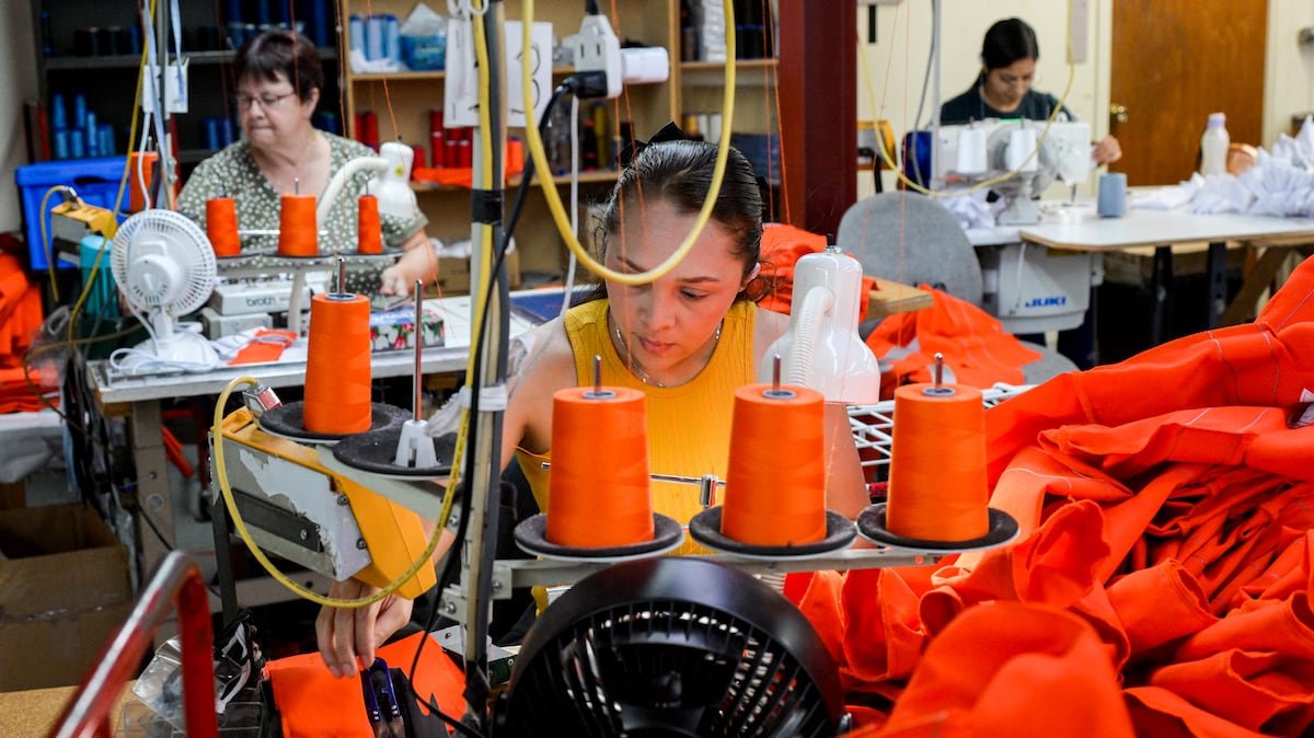 À Saint-Joseph-de-Beauce, l'usine des Lessard est l'une des dernières à encore fabriquer des vêtements au Québec.