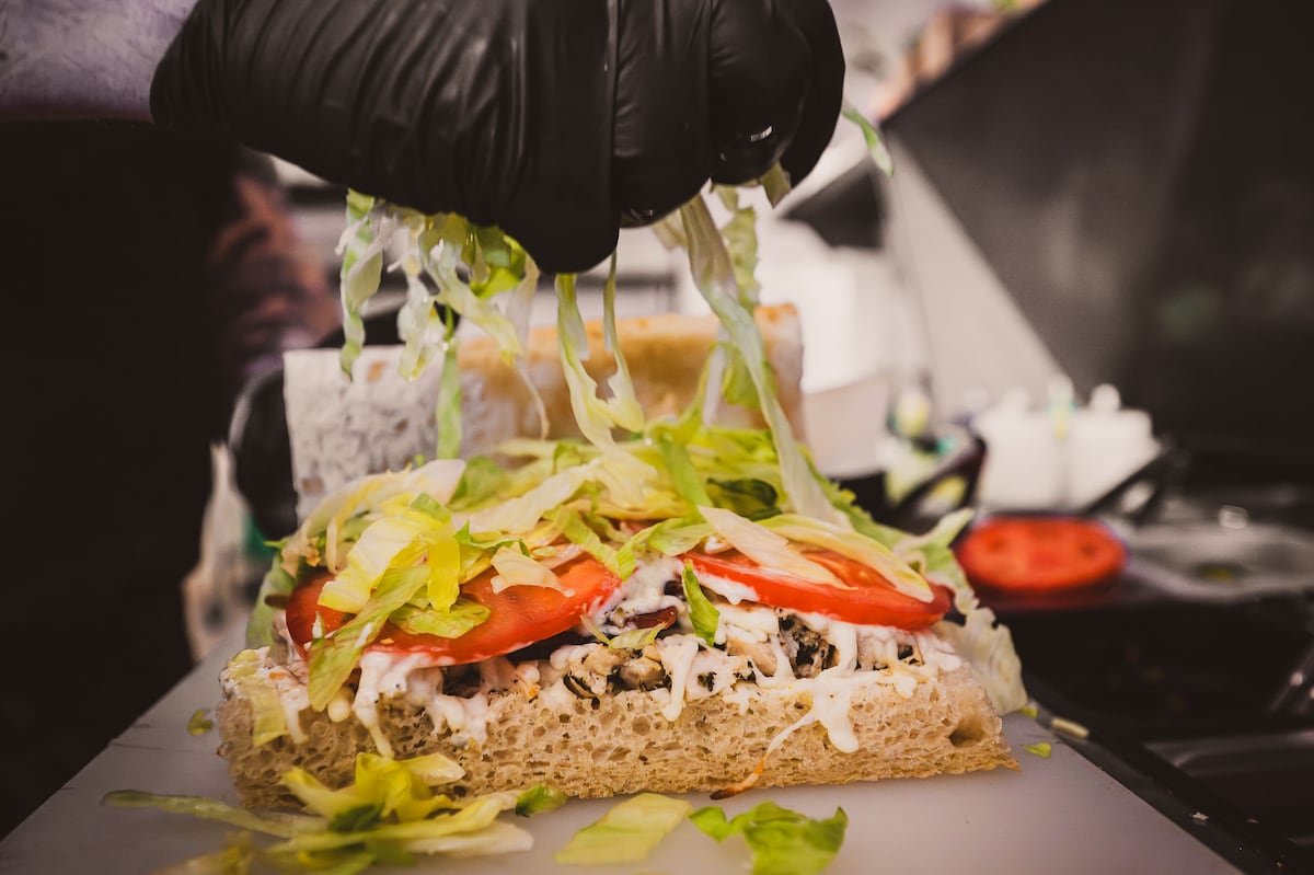 Des artisans de la sandwicherie Franky Johnny à l'ouvrage…