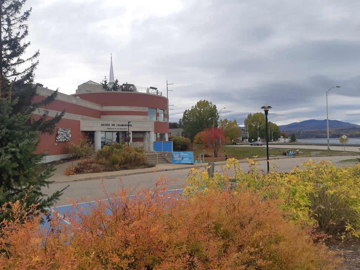 Le Musée de Charlevoix est situé à La Malbaie, dans le secteur de Pointe-au-Pic. Il met notamment en valeur l'histoire et l'art populaire de la région. 