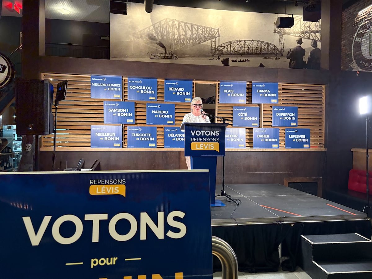 Danielle Roy-Marinelli a pris la parole devant les partisans de Repensons Lévis, mardi soir.